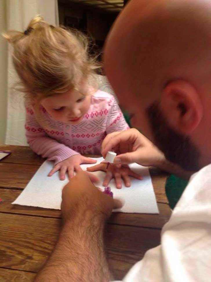 Папочка учит свою дочь хорошим манерам